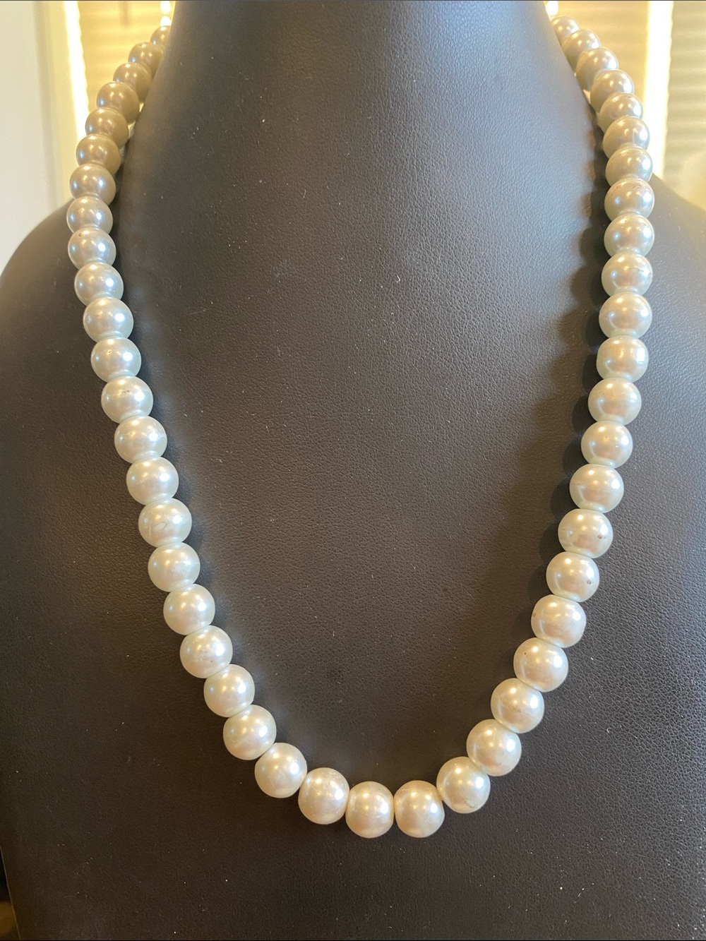 Vintage. White Glass Pearl Bead Necklace
